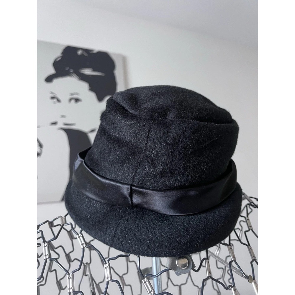 Vintage Black Felt Cloche‎ Hat with Satin Ribbon Band Elegant Mid-Century Style